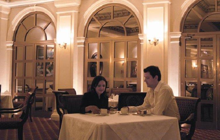 Safi Royal Luxury Valle San Pedro Garza Garcia Ресторант снимка A restaurant in Tehran