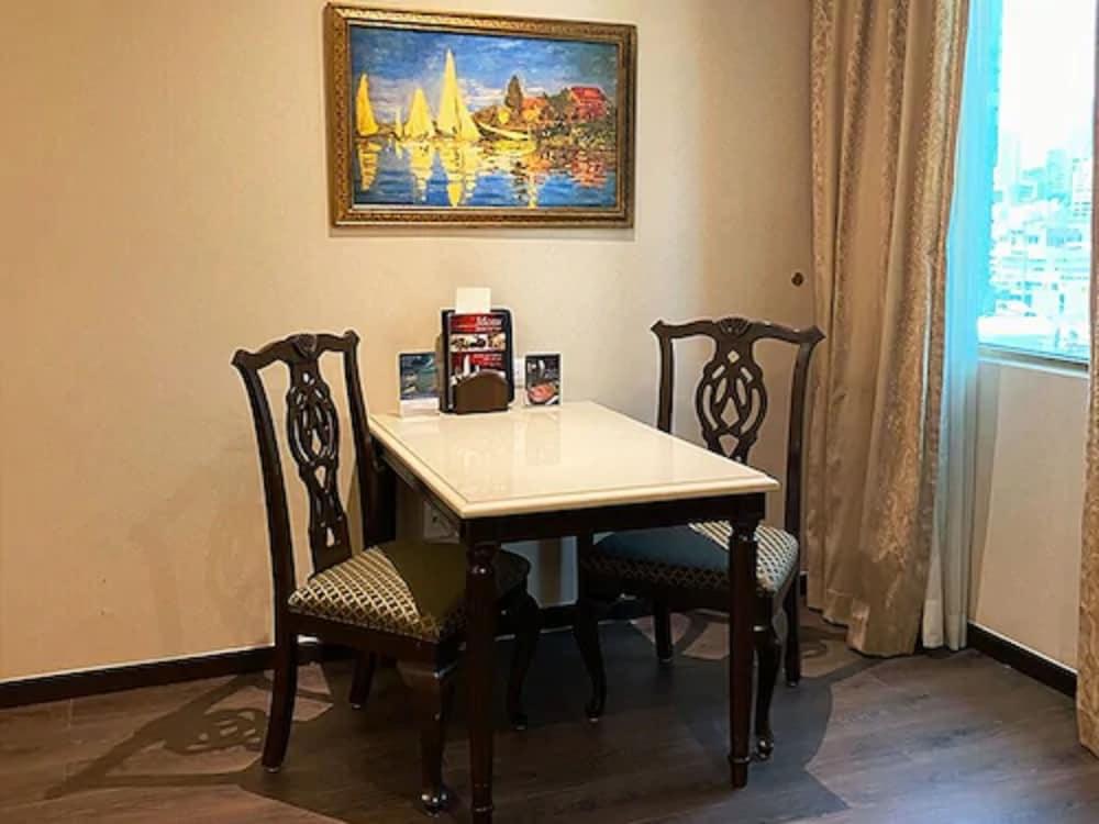 Safi Royal Luxury Valle San Pedro Garza Garcia Екстериор снимка A table and two chairs