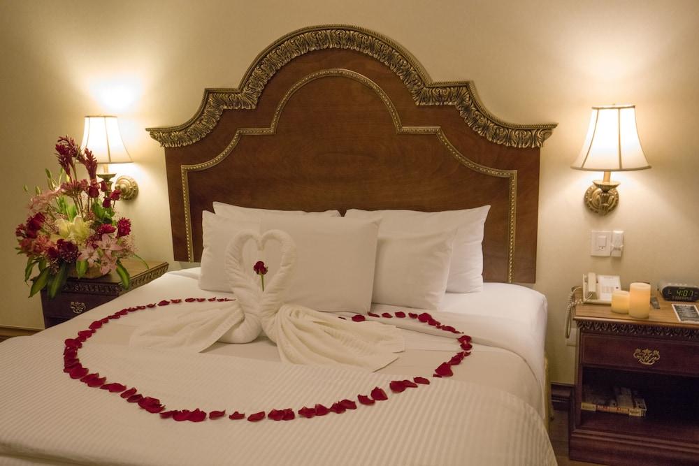 Safi Royal Luxury Valle San Pedro Garza Garcia Екстериор снимка A bed with a towel swan