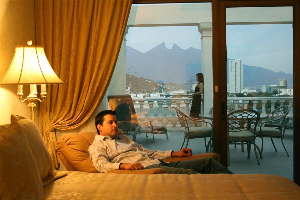 Safi Royal Luxury Valle San Pedro Garza Garcia Стая снимка A guest at the Four Seasons Hotel in Santiago, Chile