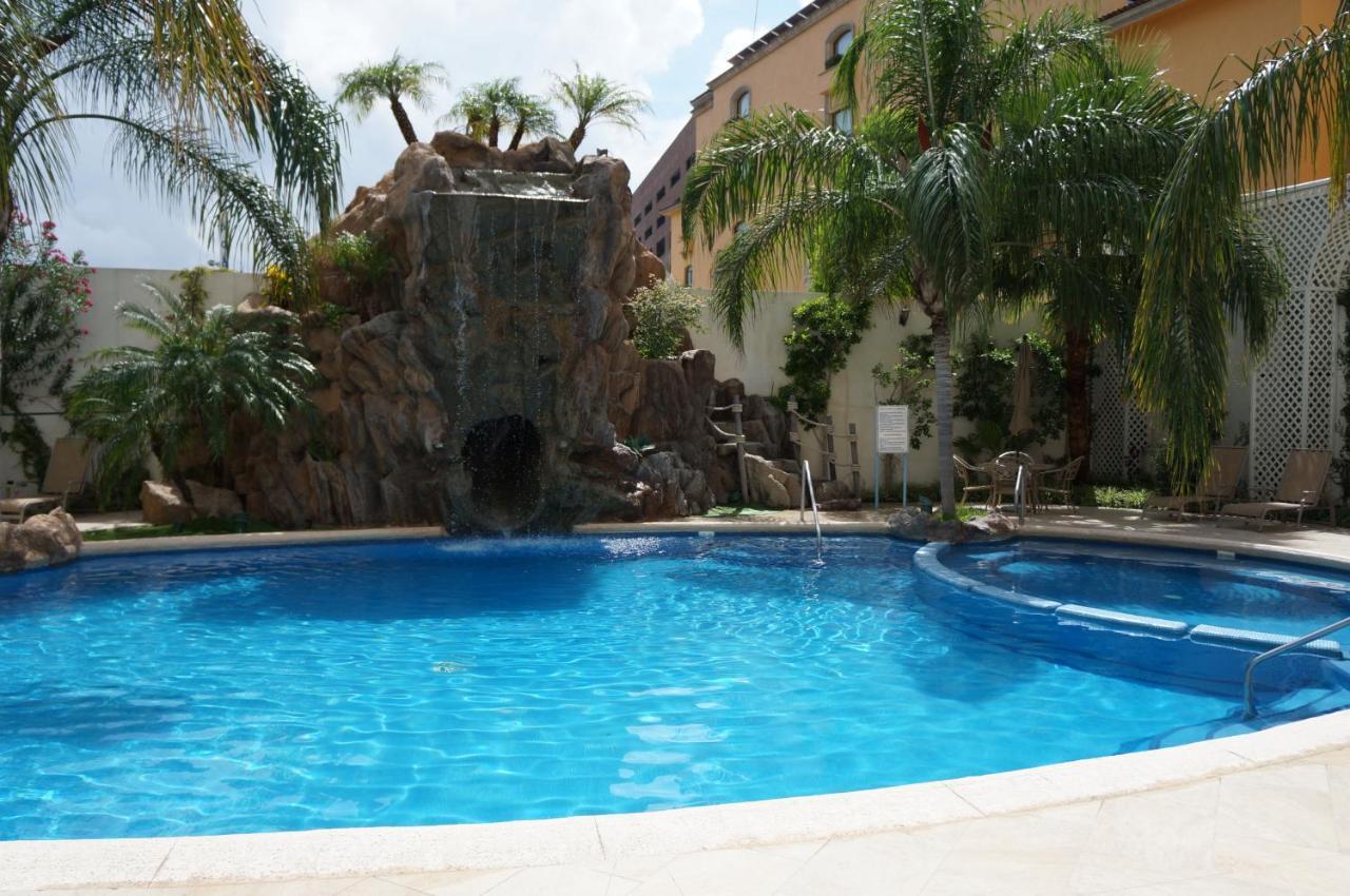 Safi Royal Luxury Valle San Pedro Garza Garcia Екстериор снимка Swimming pool at the hotel
