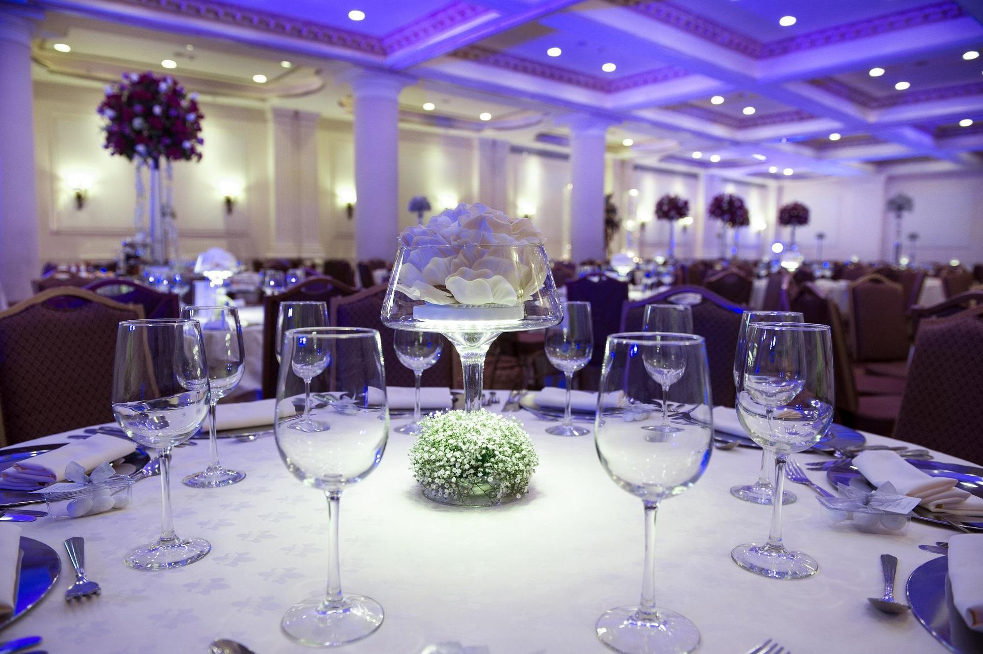 Safi Royal Luxury Valle San Pedro Garza Garcia Екстериор снимка A table set for a formal dinner