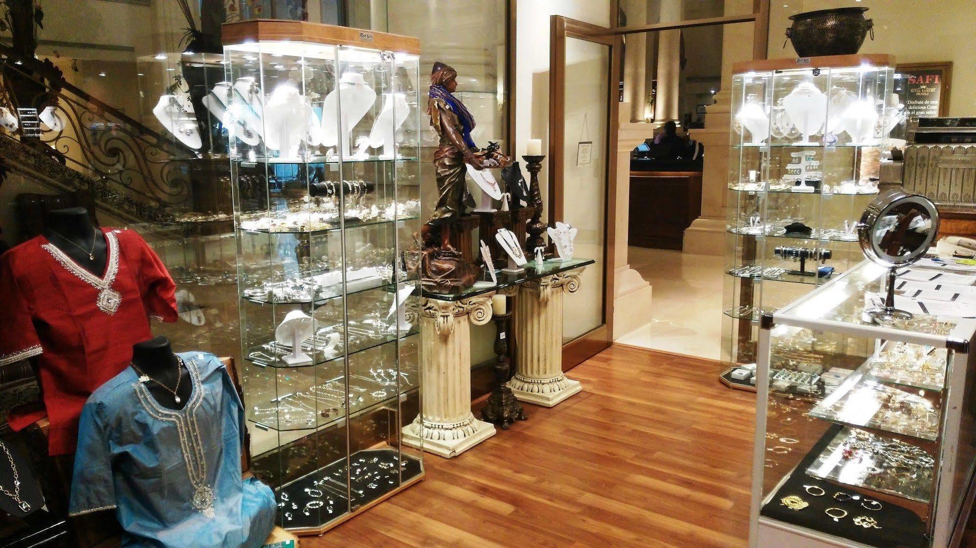 Safi Royal Luxury Valle San Pedro Garza Garcia Екстериор снимка A jewellery shop in the shopping mall